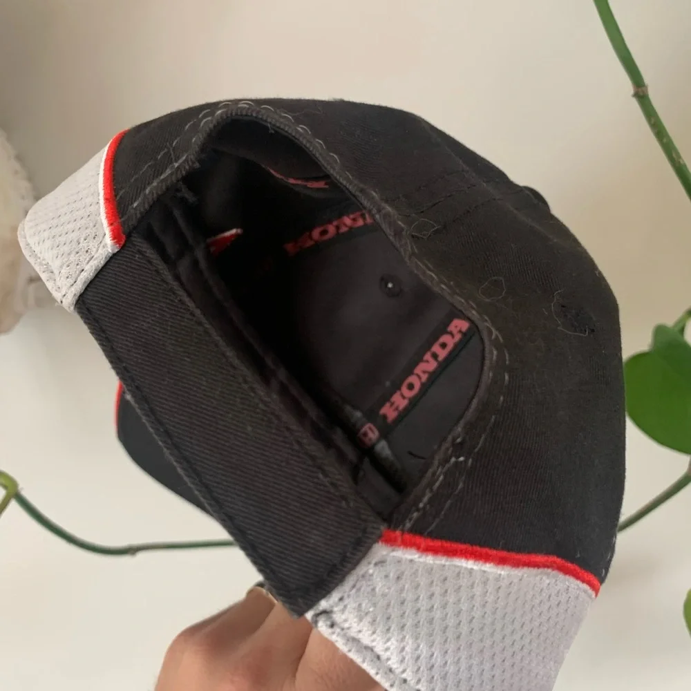 Honda Racing Cap 🏁 - Picture 3 of 5